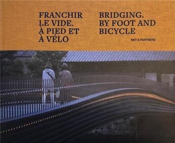 Couverture du livre « Franchir le vide à pied et à vélo » de Laurent Ney aux éditions Archibooks