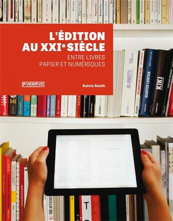 Couverture du livre « L'édition au XXIe siècle ; entre livres papier et numériques » de Kelvin Smith aux éditions Pyramyd