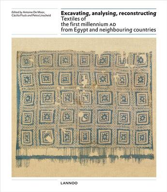 Couverture du livre « Excavating, analysing, reconstructing ; textiles of the first millennium AD from Egypt and neighbouring countries » de Antoine De Moor et Cacilia Fluck et Petra Linscheid aux éditions Lannoo