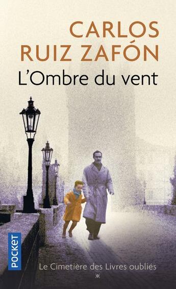 Couverture du livre « L'ombre du vent » de Carlos Ruiz Zafon aux éditions Pocket