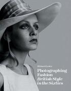 Couverture du livre « Photographing fashion british style in the sixties » de Richard Lester aux éditions Acc Art Books