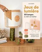 Couverture du livre « Jeux de lumière ; 50 lampes à créer soi-même ; Inspiration et conseils pratiques pour une atmosphère tramisée » de Julie Robert aux éditions Marabout