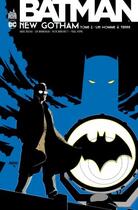 Couverture du livre « Batman - New Gotham Tome 2 : un homme à terre » de Greg Rucka et Paul Pope et Ed Brubaker et Rick Burchett et . Collectif aux éditions Urban Comics