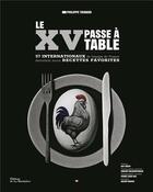 Couverture du livre « Le XV passe à table : 57 joueurs de l'équipe de France livrent leurs recettes favorites » de Philippe Toinard aux éditions La Martiniere