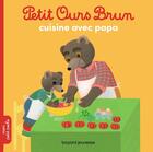 Couverture du livre « Petit ours brun cuisine avec papa » de Daniele Bour aux éditions Bayard Jeunesse