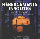 Couverture du livre « Hébergements insolites en Bretagne ; cabanes, roulottes, nids, péniches, phares, châteaux, îles... » de Emmanuel Berthier aux éditions Ouest France