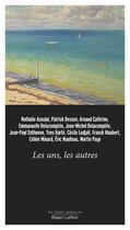 Couverture du livre « Les uns, les autres » de  aux éditions Robert Laffont