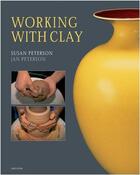 Couverture du livre « Working with clay (third edition) » de Peterson Jan aux éditions Laurence King