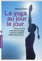 Couverture du livre « Le yoga au jour le jour » de Davina Delor aux éditions Marabout