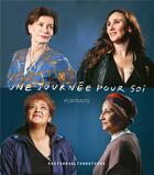 Couverture du livre « Une journée pour soi ; portraits » de  aux éditions Alternatives