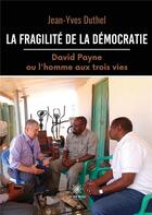 Couverture du livre « La fragilité de la démocratie : David Payne ou l'homme aux trois vies » de Jean-Yves Duthel aux éditions Le Lys Bleu