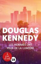 Couverture du livre « Les hommes ont peur de la lumière » de Douglas Kennedy aux éditions A Vue D'oeil