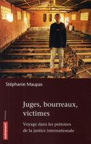 Couverture du livre « Juges, bourreaux, victimes ; voyage dans les prétoires de la justice internationale » de Stephanie Maupas aux éditions Autrement