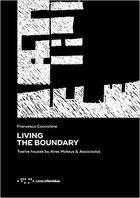 Couverture du livre « Living the boudnary ; twelve houses by Aires Mateus & Associados » de Francesco Cacciatore aux éditions Letteraventidue