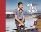 Couverture du livre « On the road : vintage photographs of people and their cars » de Lee Shulman aux éditions Hoxton Press