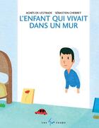 Couverture du livre « L'enfant qui vivait dans un mur » de Sebastien Chebret et Agnes De Lestrade aux éditions 400 Coups