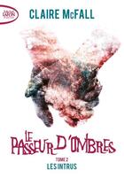 Couverture du livre « Le passeur d'ombres Tome 2 : les intrus » de Claire Mcfall aux éditions Michel Lafon Poche