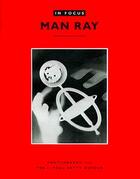 Couverture du livre « In focus man ray » de Chris Ware aux éditions Getty Museum