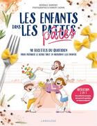 Couverture du livre « Les enfants dans les pattes/pâtes : 40 recettes du quotidien pour préparer le repas tout en occupant les enfants » de Aimery Chemin et Berenice Bompart aux éditions Larousse