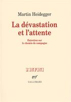 Couverture du livre « La dévastation et l'attente : Entretien sur le chemin de campagne » de Martin Heidegger aux éditions Gallimard