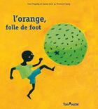 Couverture du livre « L'orange, folle de foot » de Yves Pinguilly et Florence Koening et Sarang Seck aux éditions Tom Poche
