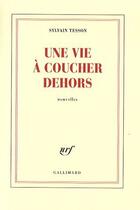 Couverture du livre « Une vie à coucher dehors » de Sylvain Tesson aux éditions Gallimard