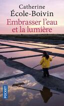 Couverture du livre « Embrasser l'eau et la lumière » de Catherine Ecole-Boivin aux éditions Pocket