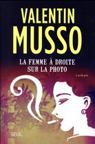 Couverture du livre « La femme à droite sur la photo » de Valentin Musso aux éditions Seuil
