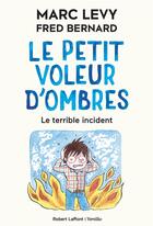 Couverture du livre « Le petit voleur d'ombres Tome 3 : le terrible incident » de Marc Levy et Fred Bernard aux éditions Robert Laffont / Versilio