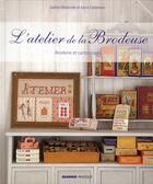 Couverture du livre « L'atelier de la brodeuse ; broderie et cartonnage » de Castellano/Delaborde aux éditions Mango