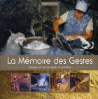 Couverture du livre « La mémoire des gestes ; usages et savoir-faire d'autrefois » de Regis Gannier aux éditions Etrave