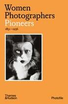 Couverture du livre « Women photographers: pioneers (photofile) » de Bouveresse Clara aux éditions Thames & Hudson