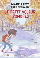 Couverture du livre « Le petit voleur d'ombres Tome 1 » de Marc Levy et Fred Bernard aux éditions Robert Laffont / Versilio