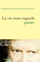 Couverture du livre « La vie nous regarde passer » de Georges-Olivier Chateaureynaud aux éditions Grasset