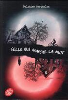 Couverture du livre « Celle qui marche la nuit » de Delphine Bertholon aux éditions Le Livre De Poche Jeunesse