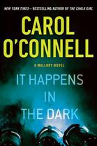 Couverture du livre « It Happens in the Dark » de Carol O'Connell aux éditions Penguin Group Us