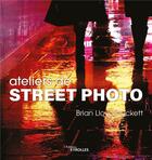 Couverture du livre « Ateliers de street photo » de Brian Lloyd Duckett aux éditions Eyrolles