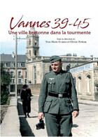 Couverture du livre « Vannes 39-45 : Une ville bretonne dans la tourmente » de Yves-Marie Evanno et . Collectif et Olivier Porteau aux éditions Musee Du Grand Blockhaus