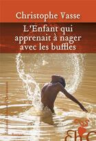 Couverture du livre « L'enfant qui apprenait à nager avec les buffles » de Christophe Vasse aux éditions Heloise D'ormesson