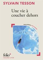 Couverture du livre « Une vie à coucher dehors » de Sylvain Tesson aux éditions Folio