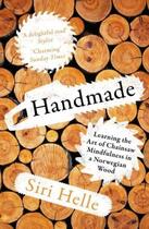 Couverture du livre « HANDMADE - LEARNING THE ART OF CHAINSAW MINDFULNESS IN A NORVEGIAN WOOD » de Siri Helle aux éditions Granta Books