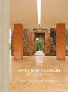 Couverture du livre « Reyes rios larrain: place, material » de  aux éditions Arquine