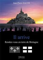 Couverture du livre « Il arrive ; rendes-vous en terre de Bretagne » de Jean Pierre Dacos aux éditions Verone