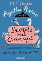 Couverture du livre « Agatha Raisin enquête Tome 26 : secrets sur canapé » de M.C. Beaton aux éditions Albin Michel