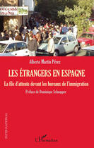 Couverture du livre « Les étrangers en Espagne ; la file d'attente devant les bureaux de l'immigration » de Alberto Martin Perez aux éditions Editions L'harmattan