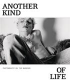 Couverture du livre « Another kind of life ; photography on the margins » de Pardo Alona aux éditions Prestel