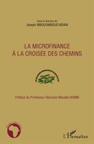 Couverture du livre « La microfinance à la croisée des chemins » de Joseph Mbouombouo Ndam aux éditions L'harmattan