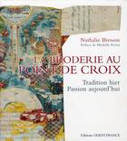 Couverture du livre « La broderie au point de croix ; tradition hier, passion aujourd'hui » de Bresson/Collectif aux éditions Ouest France