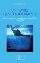 Couverture du livre « Un navire dans la tourmente ; chroniques de la vie politique camerounaise 2010-2020 » de Richard Makon aux éditions L'harmattan