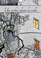 Couverture du livre « Un arbre dans la ville calendrier mural 2018 din a4 vertical - paysage urbain avec la presenc » de Thebault P aux éditions Calvendo